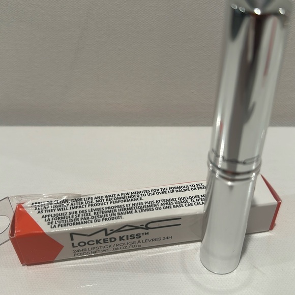 MAC LOCKED KISS RENEGADE (57) BRIGHT ORANGE 24 HR LIPSTICK. FULL SIZE - Picture 2 of 5